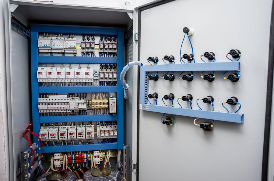 Panelboards Vs Rack Mount Load Center Vs. Panelboard: Key Differences Explained – Sonic Electric